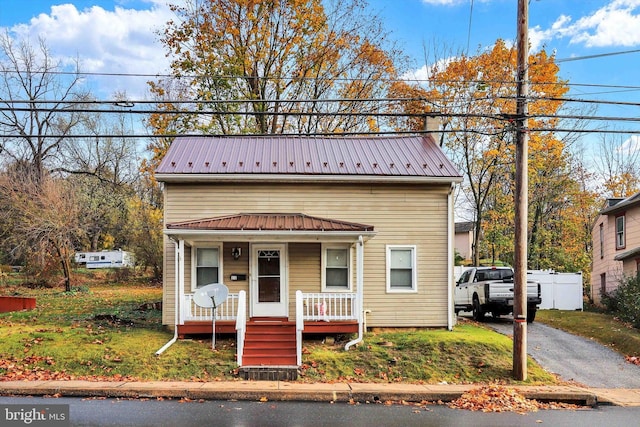 view of front of property featuring a porch