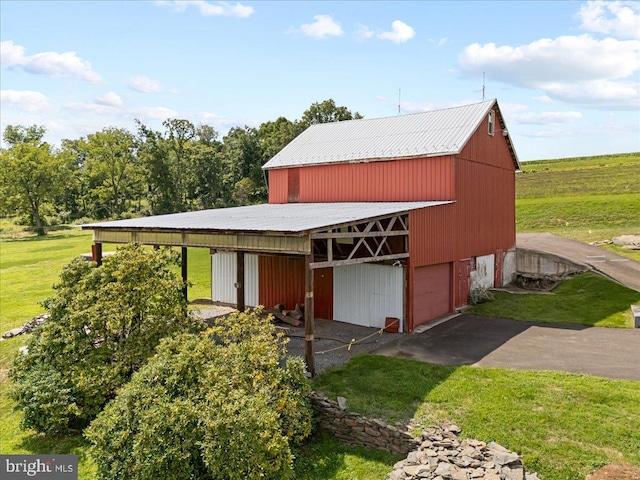 view of outbuilding with driveway and an outdoor structure