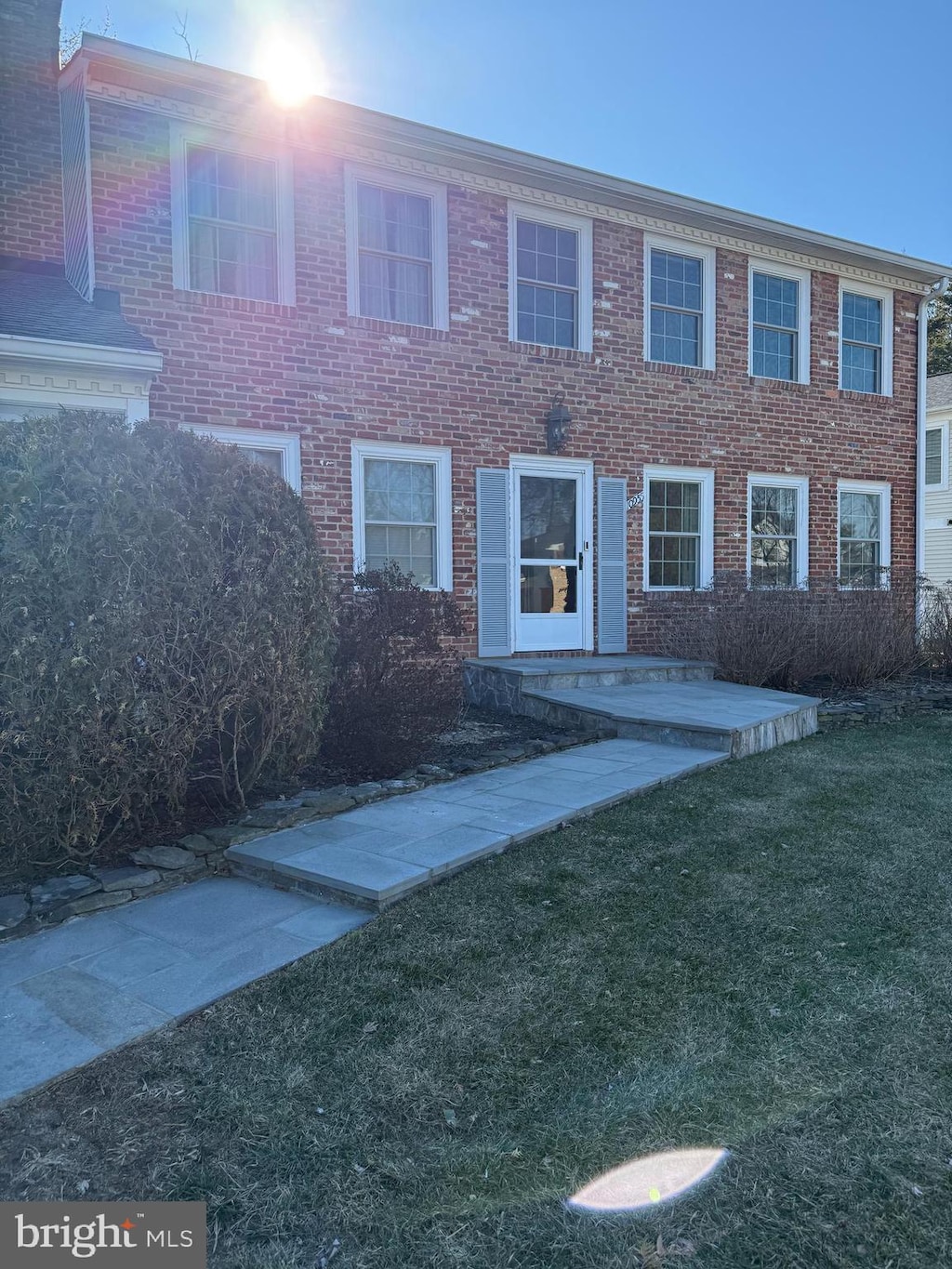 view of front of home featuring brick siding and a front lawn