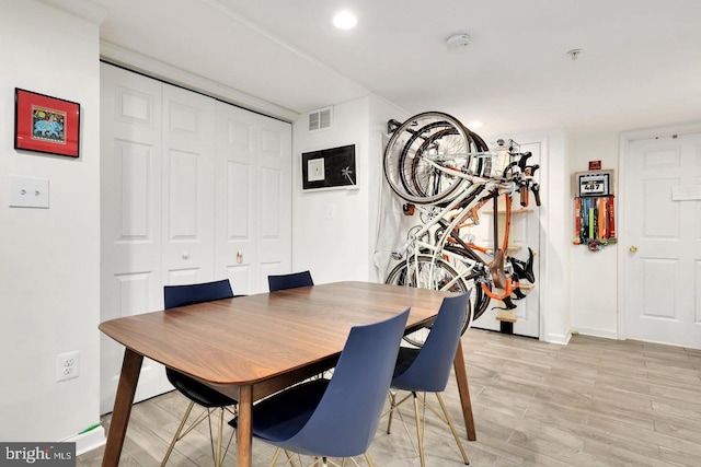 dining room featuring recessed lighting, visible vents, light wood-style flooring, and baseboards