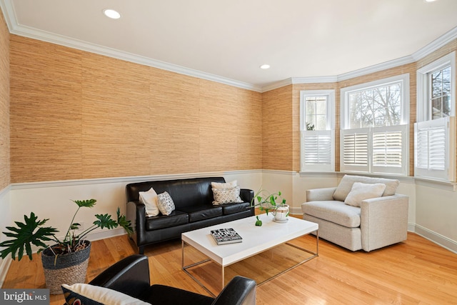 living room with light wood-style flooring, recessed lighting, crown molding, and baseboards