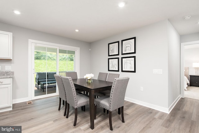 dining area with recessed lighting, light wood-style flooring, and baseboards