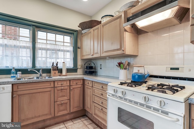 kitchen featuring under cabinet range hood, a sink, tasteful backsplash, white appliances, and light countertops