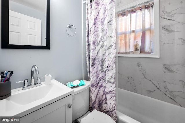 full bathroom featuring shower / tub combo with curtain, vanity, and toilet