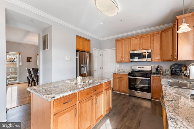 kitchen featuring dark wood finished floors, visible vents, appliances with stainless steel finishes, ornamental molding, and a sink