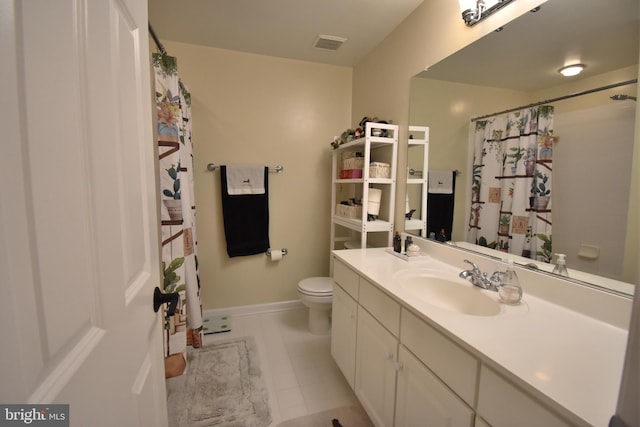 full bath with curtained shower, toilet, vanity, visible vents, and baseboards