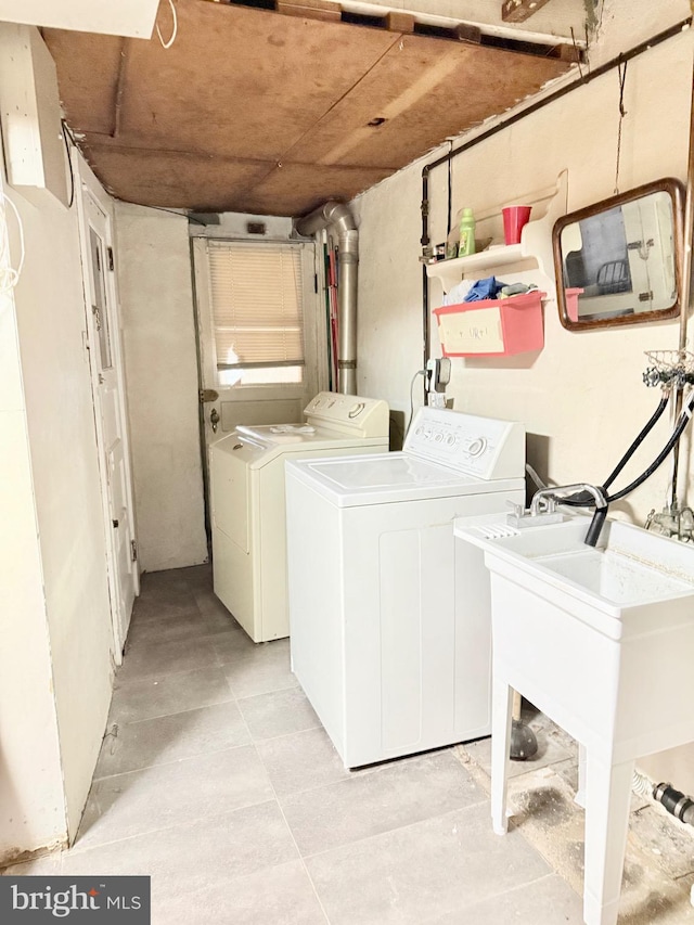 washroom with washer and clothes dryer