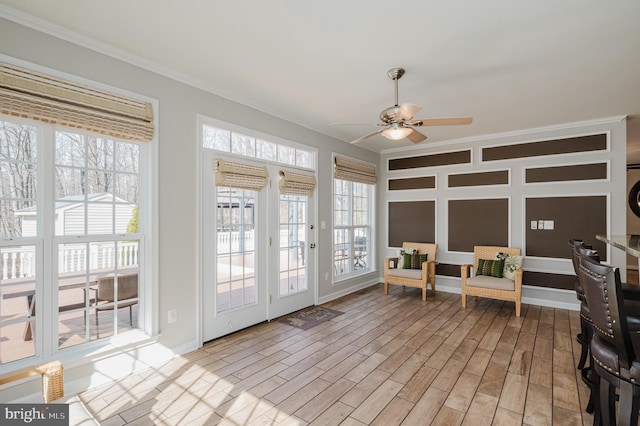 sunroom with ceiling fan