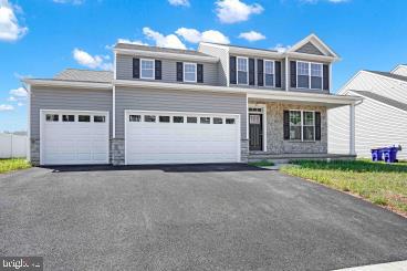 view of front of property with covered porch and a garage