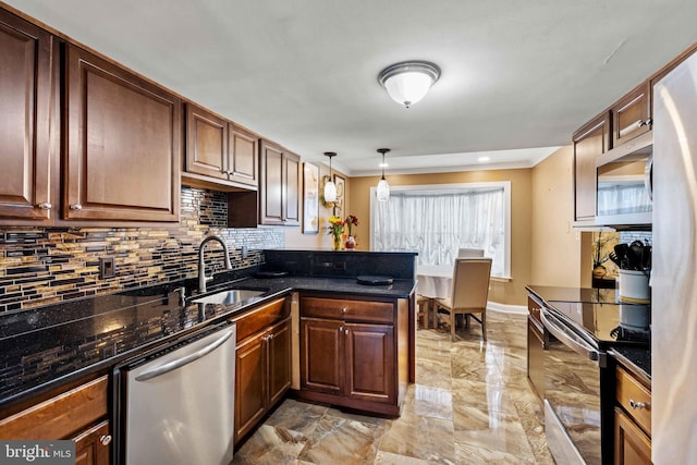 kitchen with sink, stainless steel appliances, kitchen peninsula, hanging light fixtures, and tasteful backsplash