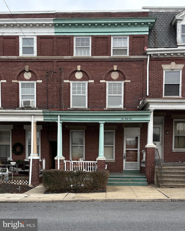 townhome / multi-family property featuring cooling unit