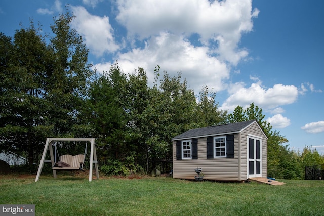 view of yard featuring an outbuilding