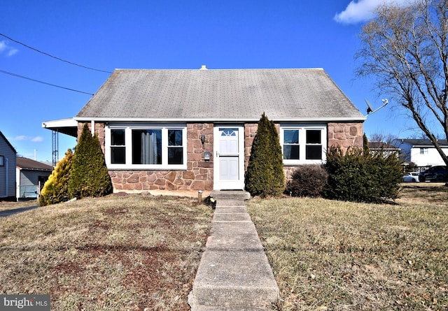 view of front of house with a front lawn