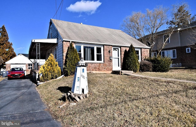 view of front of home featuring a front lawn and a garage