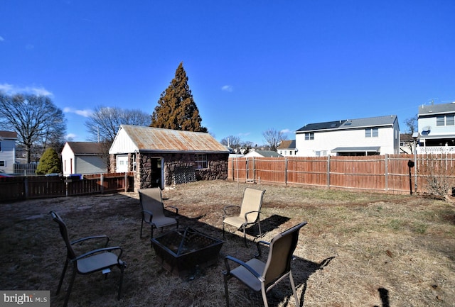 view of yard featuring a fire pit