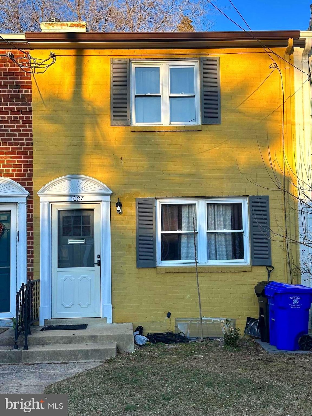 view of front of property featuring brick siding