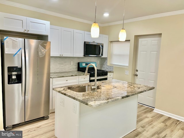 kitchen featuring stainless steel appliances, light wood-style floors, crown molding, and tasteful backsplash