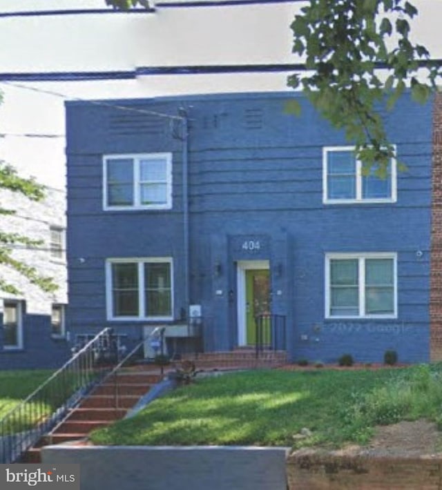 view of front of home featuring a front lawn