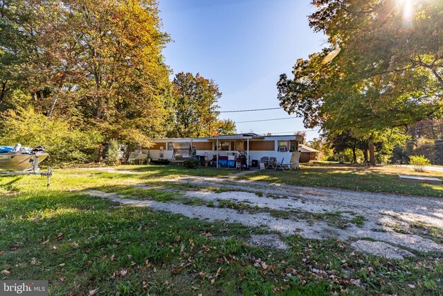 view of front of house featuring a front yard