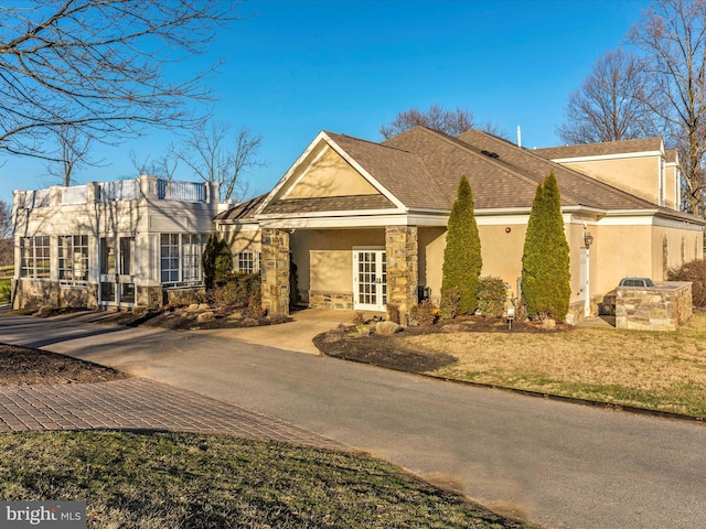 view of front facade with a front yard