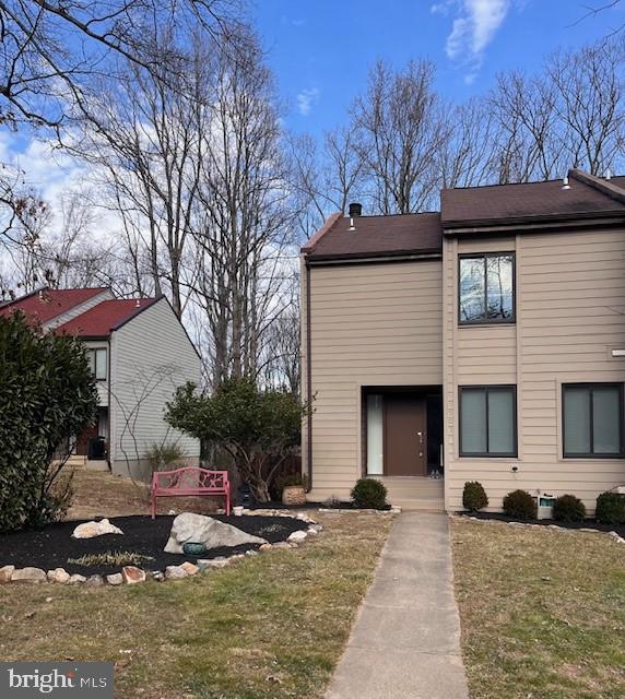 view of front of home featuring a front yard