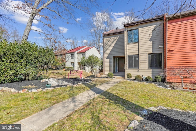 view of front of house featuring a front yard