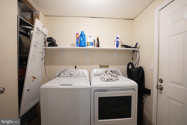 laundry room featuring laundry area, independent washer and dryer, and a textured ceiling