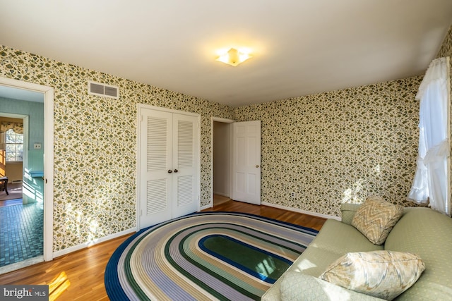 interior space featuring visible vents and wallpapered walls