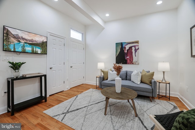 living area featuring recessed lighting, wood finished floors, and baseboards