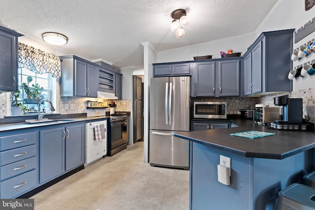 kitchen featuring stainless steel appliances, a sink, a kitchen breakfast bar, ornamental molding, and dark countertops