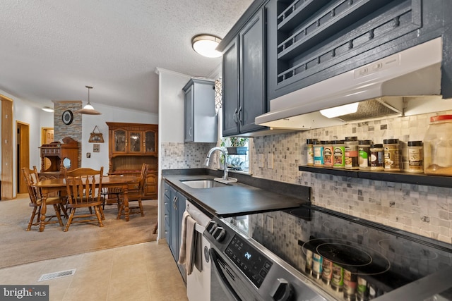 kitchen featuring stainless steel appliances, a sink, visible vents, decorative backsplash, and dark countertops