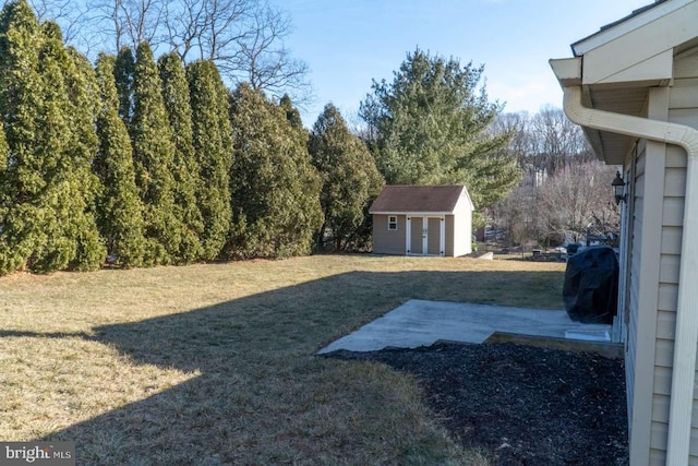 view of yard featuring a shed and an outdoor structure