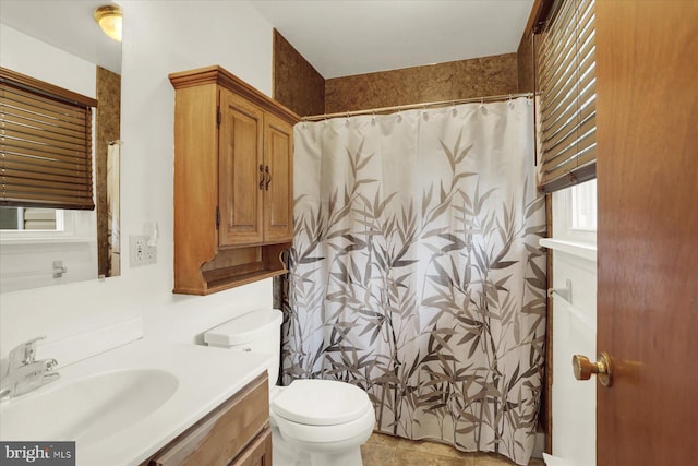 full bathroom with a shower with shower curtain, toilet, and vanity