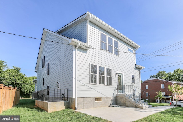 view of front facade featuring a patio area and a front yard