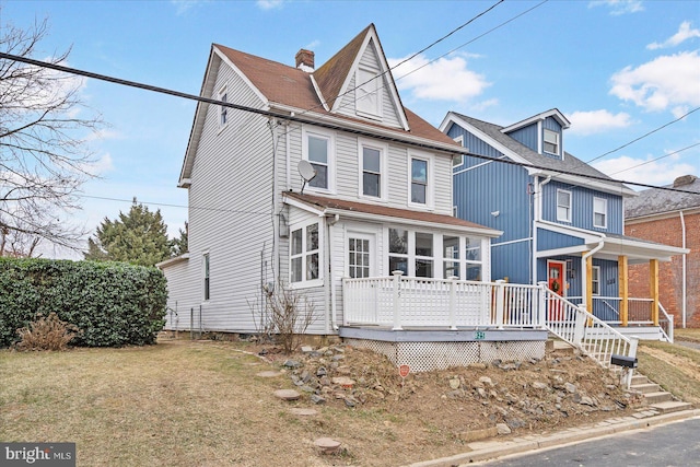 view of front of property featuring a front lawn