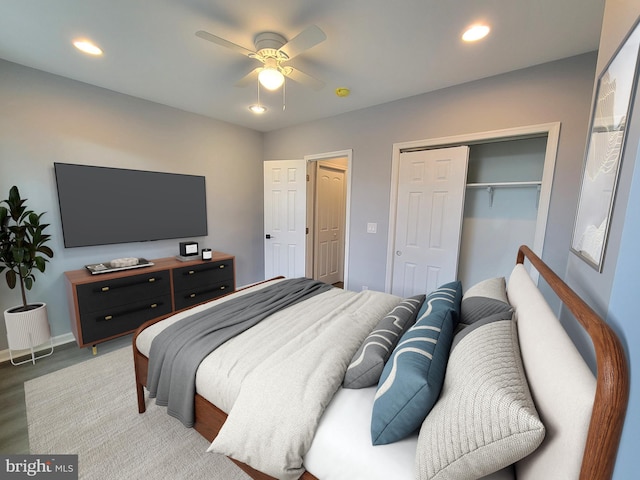 bedroom featuring recessed lighting, wood finished floors, a ceiling fan, baseboards, and a closet