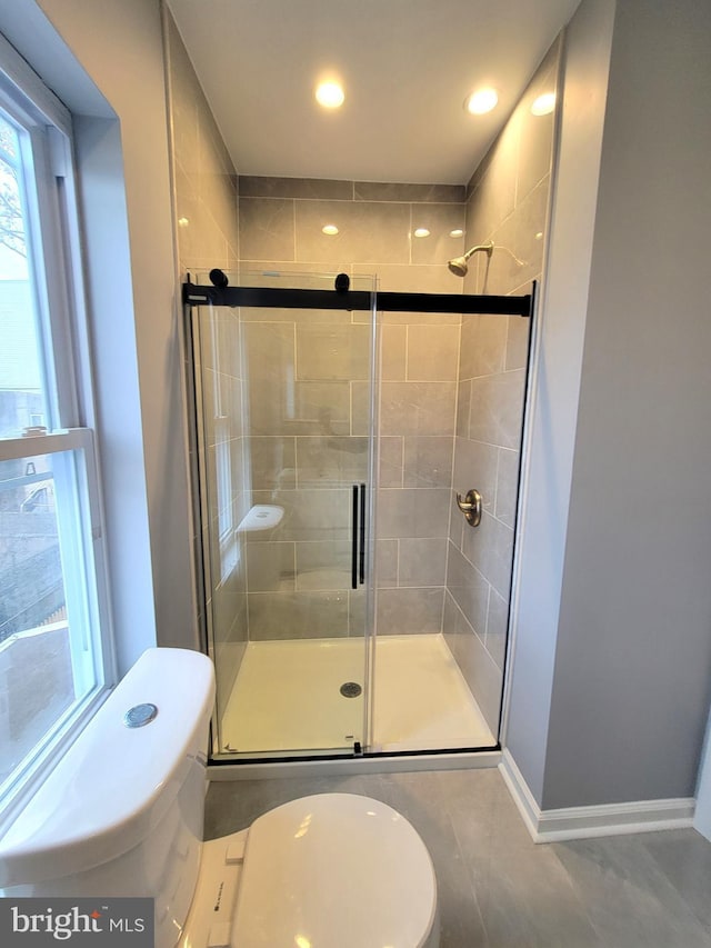 full bathroom featuring a stall shower, baseboards, toilet, and recessed lighting