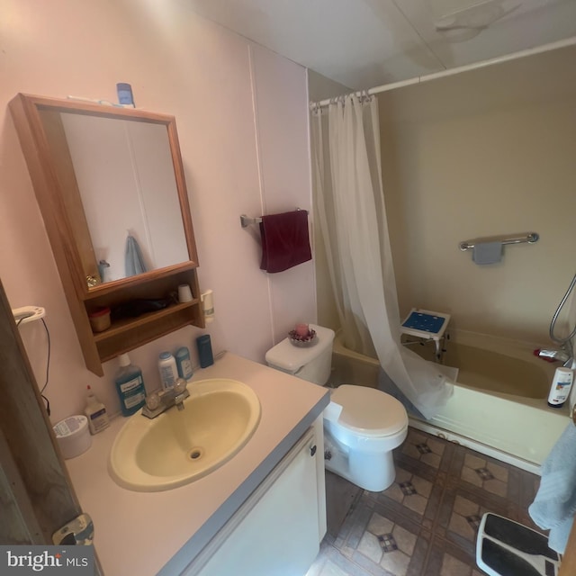 full bath with tiled shower / bath, toilet, and vanity