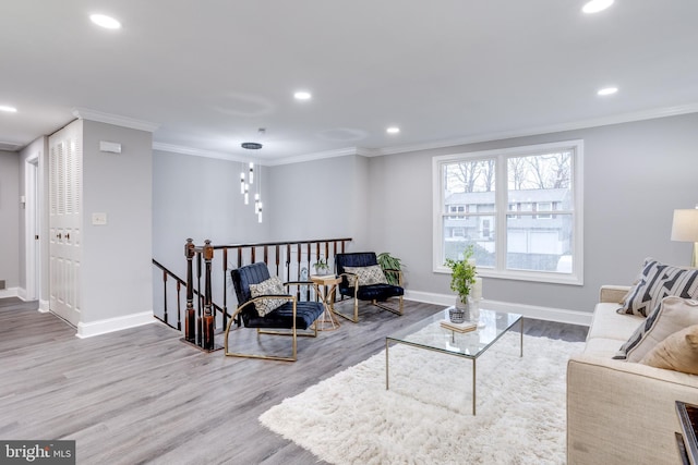 living area with recessed lighting, crown molding, baseboards, and wood finished floors