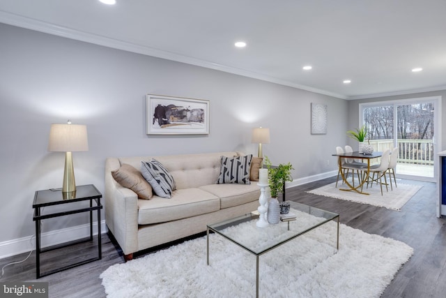 living room featuring ornamental molding, recessed lighting, baseboards, and wood finished floors