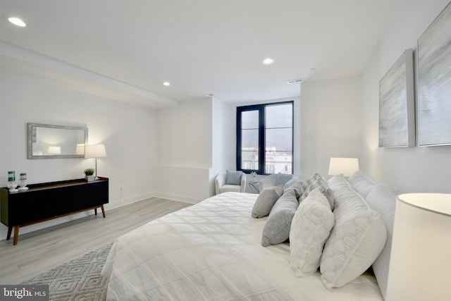 bedroom with baseboards, visible vents, light wood-style flooring, and recessed lighting