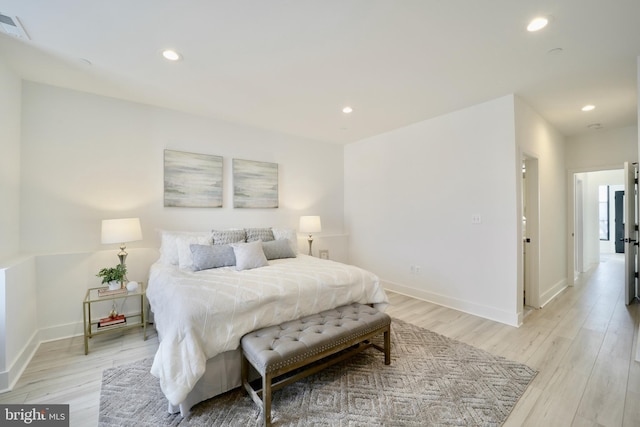 bedroom featuring light wood-type flooring, baseboards, visible vents, and recessed lighting