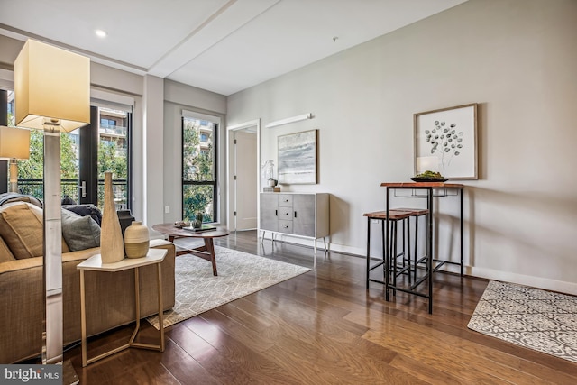 living area featuring dark wood-type flooring, recessed lighting, and baseboards