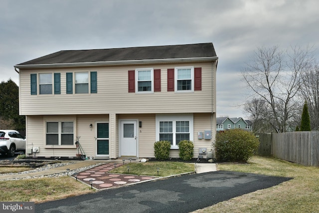 view of front facade with fence and a front yard