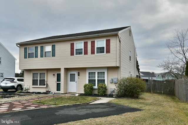 view of front of home featuring a front lawn and fence