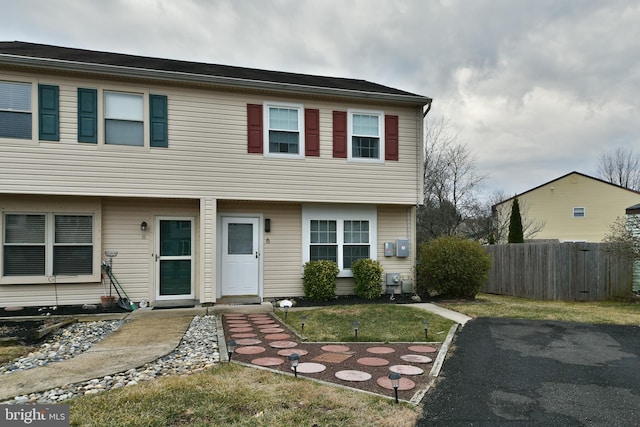 view of front of property featuring fence and a front lawn