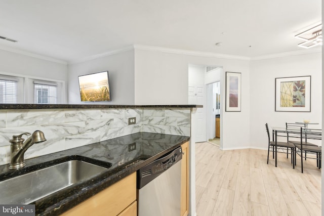 kitchen with light wood-style flooring, a sink, visible vents, dishwasher, and crown molding