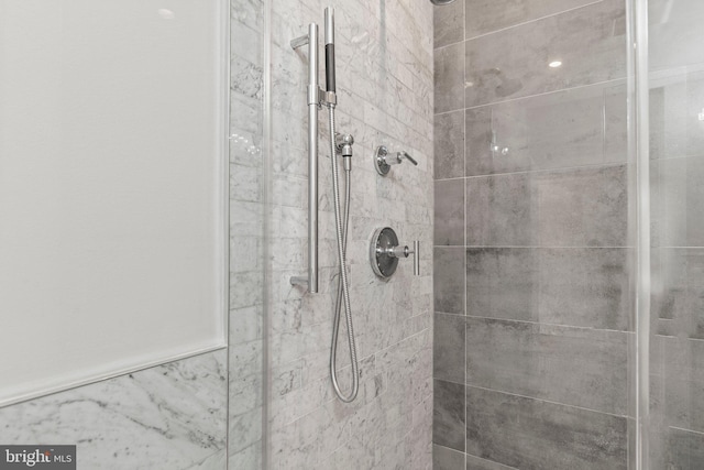 full bathroom featuring tiled shower