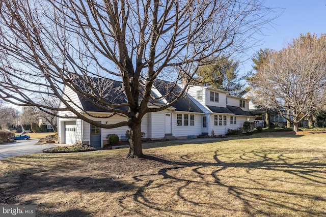 view of front facade featuring driveway and a front yard