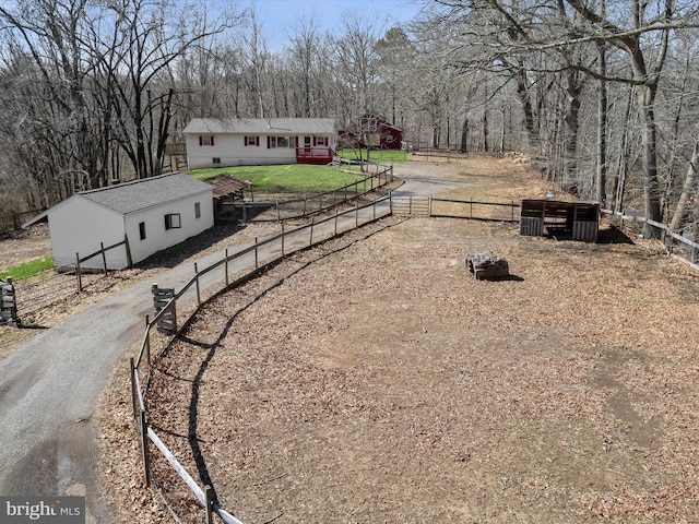 view of yard with an outbuilding and fence